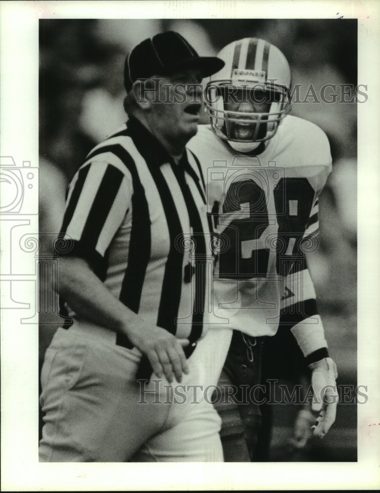 1989 Press Photo Houston Oilers&#39; Chris Dishman lets official know what he thinks- Historic Images