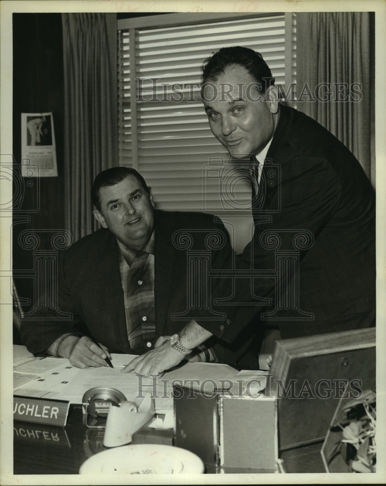 1969 Press Photo Ed Hamblen, Lin Kuchler ink NASCAR agreement for Meyer Speedway- Historic Images