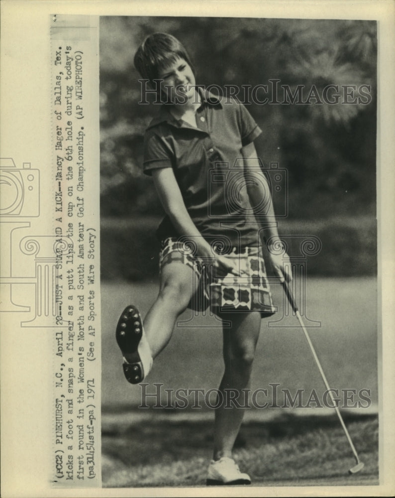 1971 Press Photo Golfer Nancy Hager kicks foot and snaps finger as putt lips cup- Historic Images