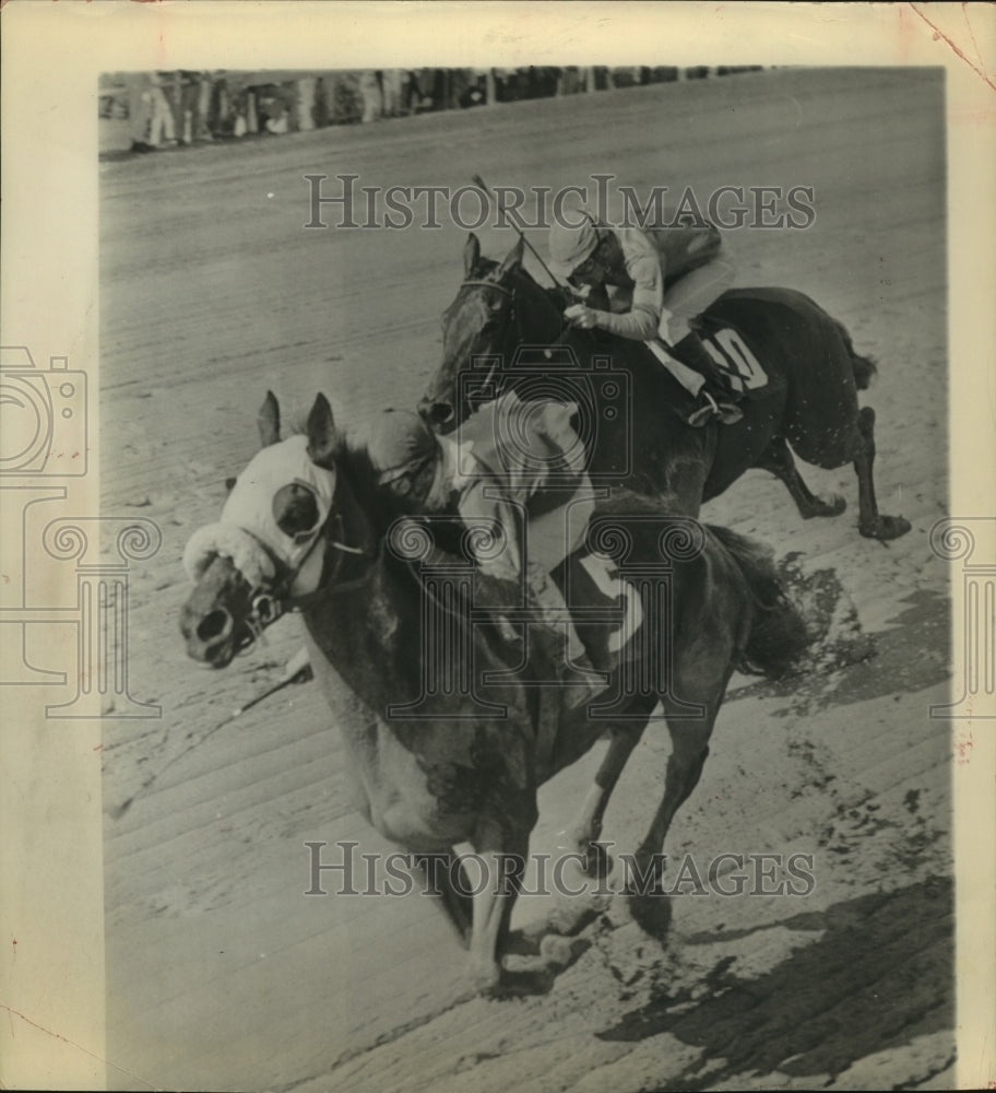 1983 Press Photo Horse racing action at Tropical Park in Miami, Florida.- Historic Images