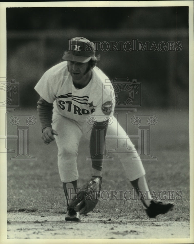 1972 Press Photo Houston Astros&#39; infielder Tommy Helms prepares to scoop ball- Historic Images