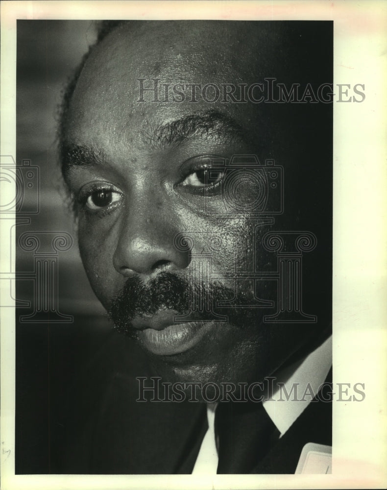 1981 Press Photo Olympic gold medalist sprinter James Hines at athletic banquet.- Historic Images