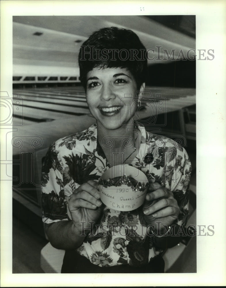 1990 Press Photo Bonnie Hayes wins Pasadena Queens Tournament; holds crown.- Historic Images