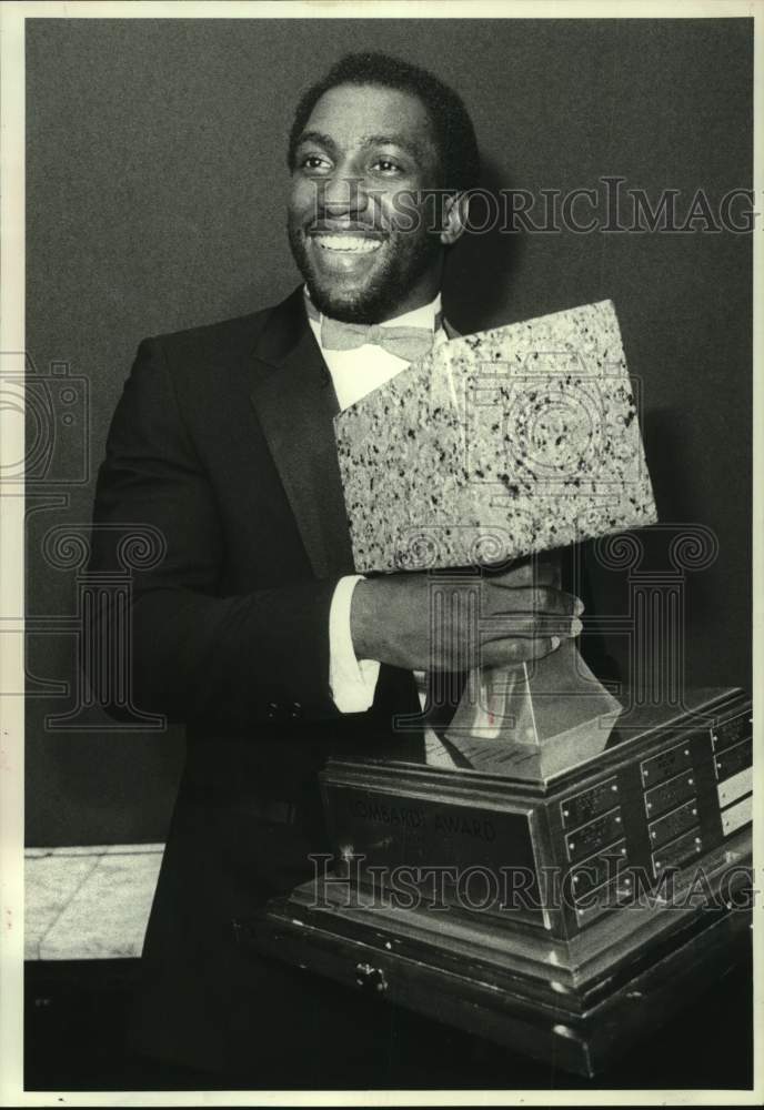 1980 Press Photo Hugh Green wins the Lombardi Trophy at Hyatt Regency Hotel- Historic Images