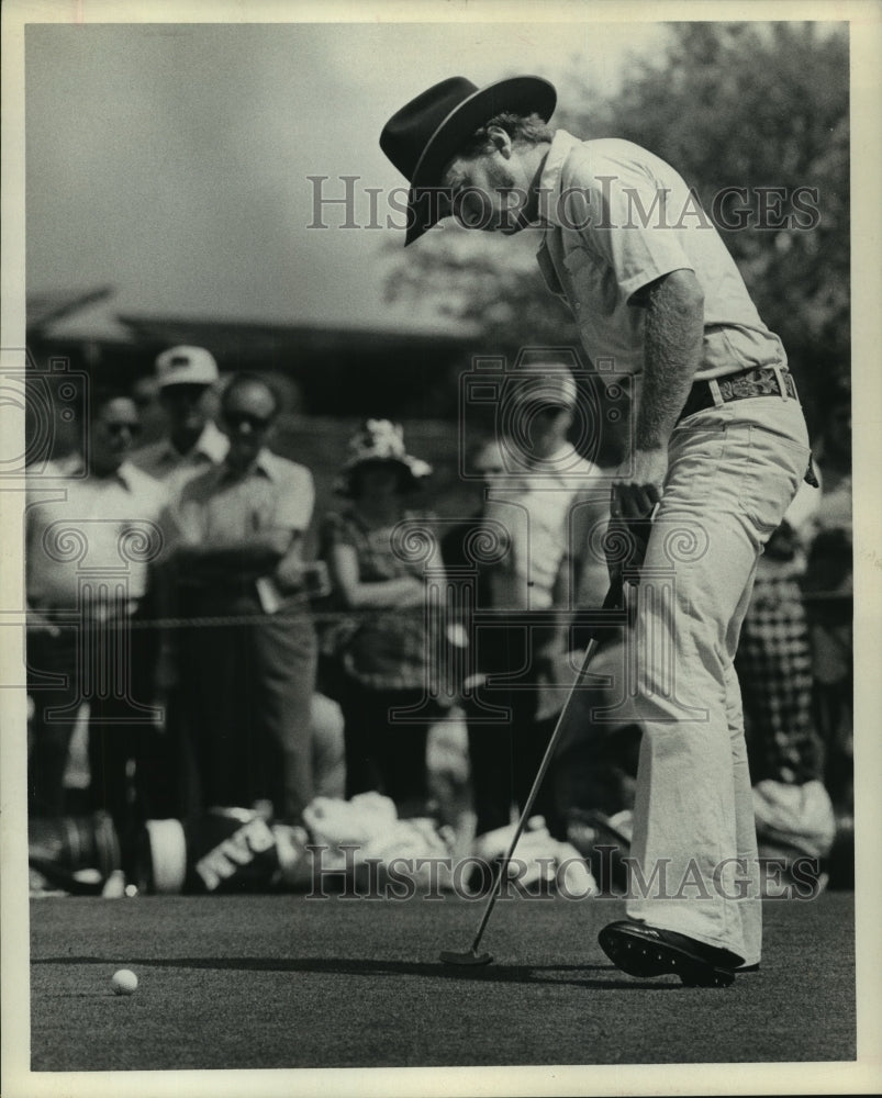 1974 Press Photo Pro golfer Hubert Greene plays in his Cowboy outfit.- Historic Images