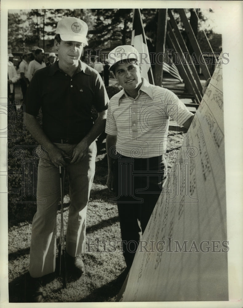 1978 Press Photo Golfer Jim Hermis and another look at leader board. - hcs06503- Historic Images