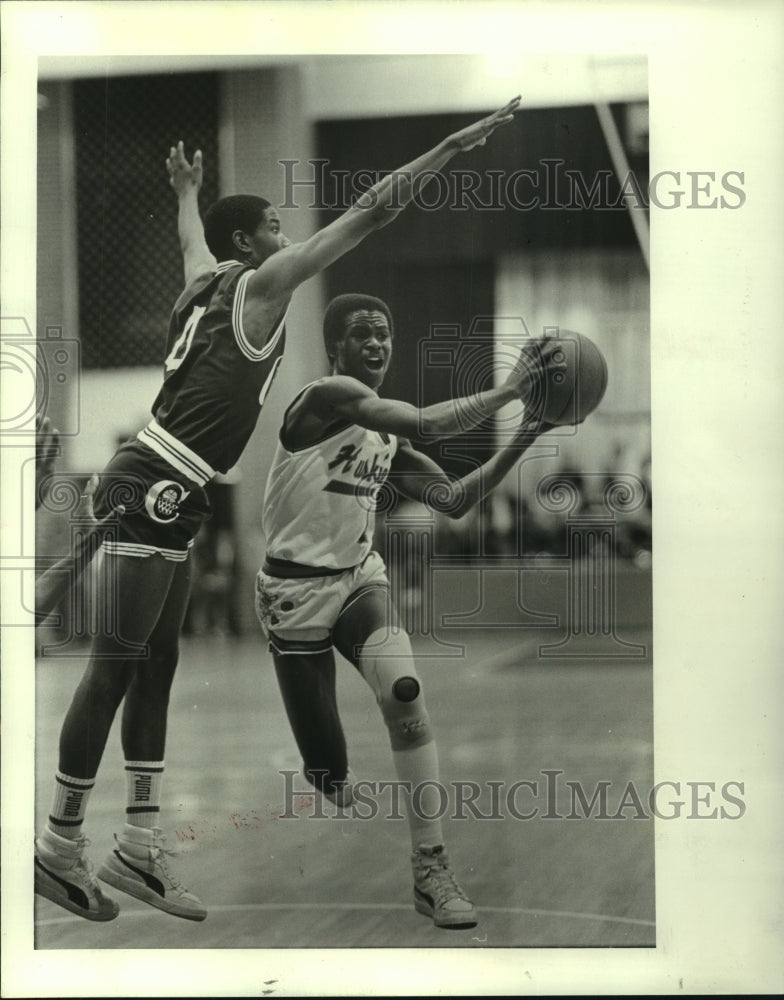 1986 Press Photo Houston Baptist University guard Fred Goporo passes ball.- Historic Images