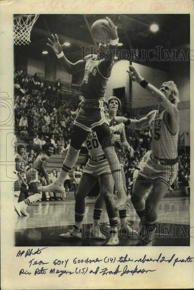 1976 Press Photo Texas' Gary Goodner takes rebound from Rice basketball players- Historic Images