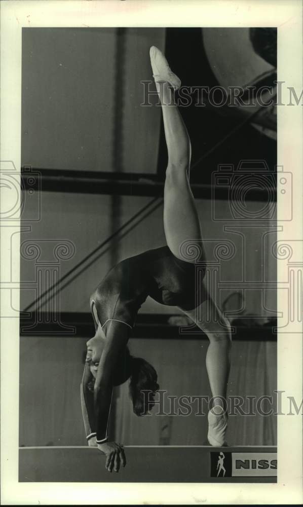 1982 Press Photo Gymnast Antoinette Gonzales works out during practice- Historic Images