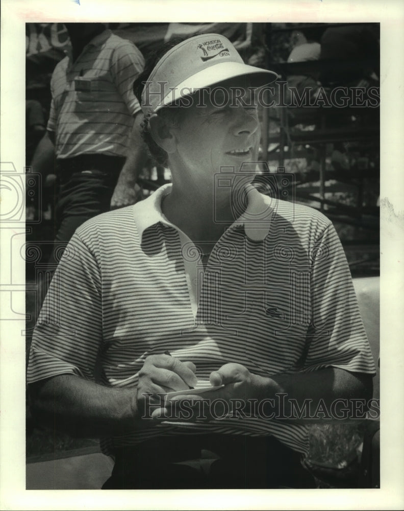 1984 Press Photo Golfer David Graham signs autographs after 5-under in Dallas.- Historic Images