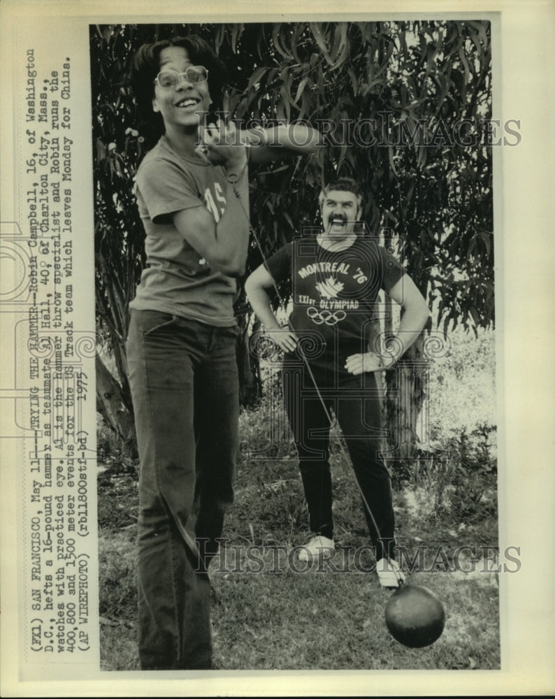 1975 Press Photo US sprinter Robin Campbell hefts hammer as Al Hall looks on.- Historic Images