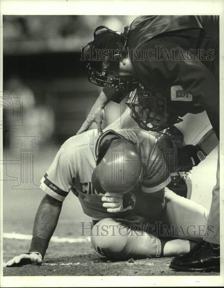 1987 Press Photo Fred Brocklander checks Bo Diaz after he was hit by a pitch- Historic Images