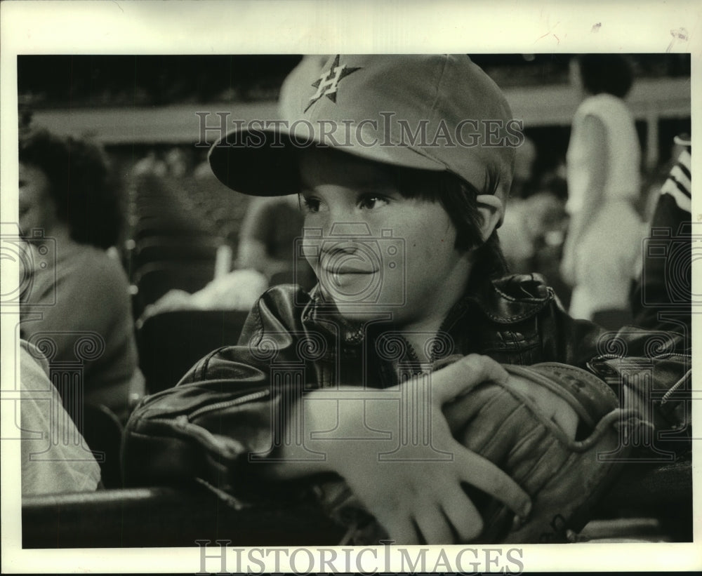 1984 Press Photo Young Evan Workman at Houston Astros&#39; home opener awaits a foul- Historic Images