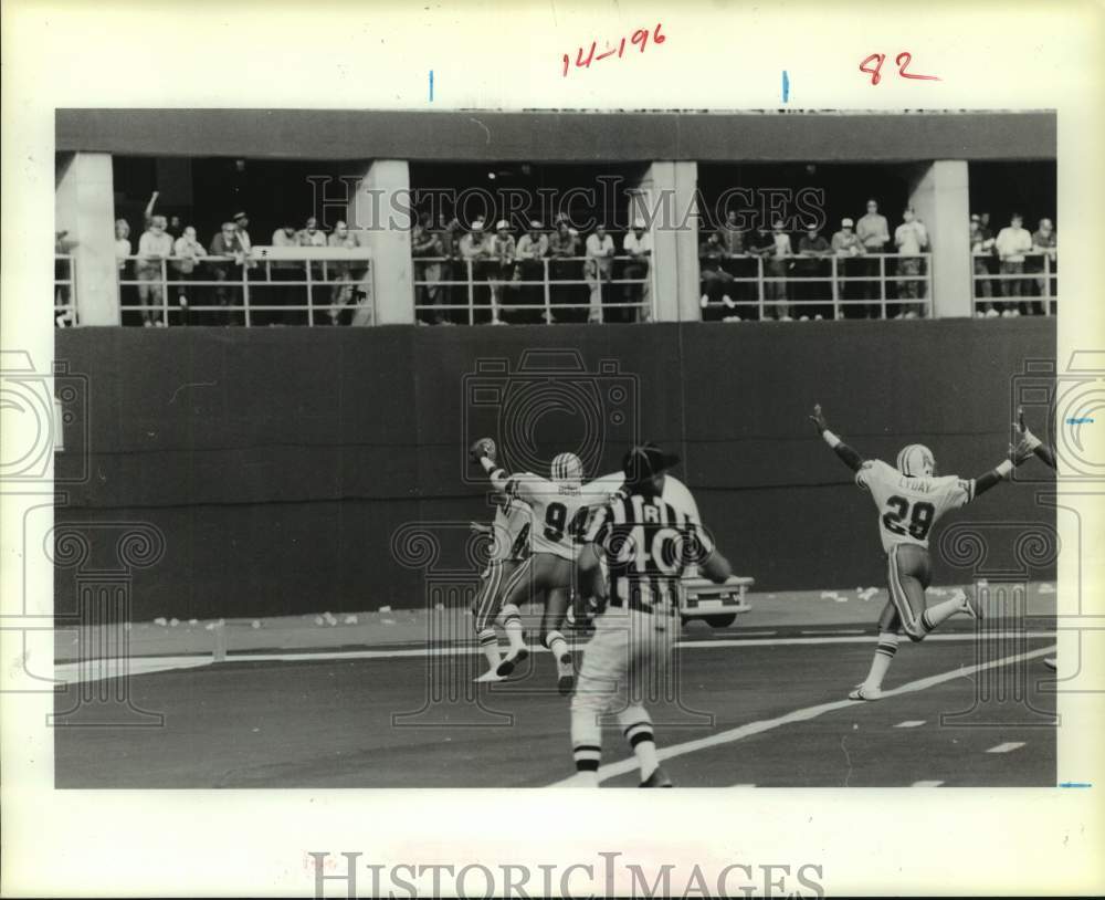 1985 Press Photo Houston Oilers players celebrate after winning football game- Historic Images