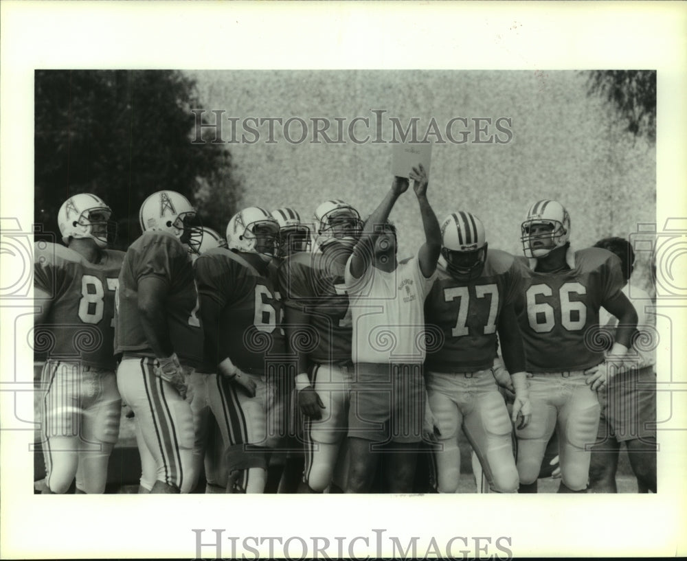 1987 Press Photo Houston Oilers assistant coach Miller Mcalmon instructs team.- Historic Images