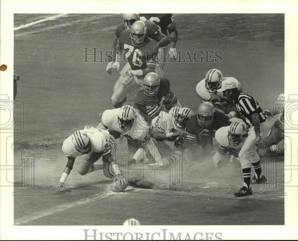 1983 Press Photo Houston Oilers and Seattle Seahawks scramble for loose ball.- Historic Images