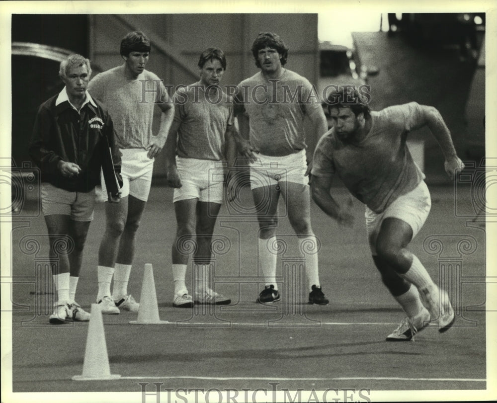 1983 Press Photo Houston Oilers&#39; run drills at practice. - hcs06601- Historic Images