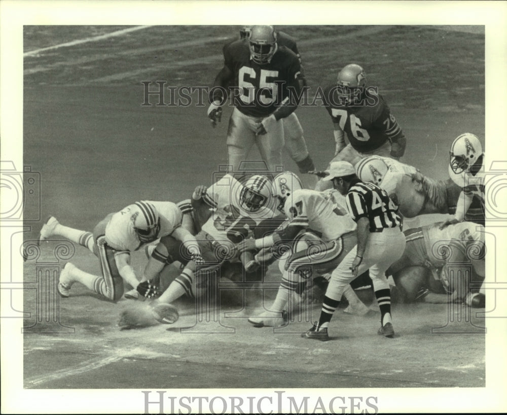 1983 Press Photo Houston Oilers and Seattle Seahawks scramble for loose ball.- Historic Images