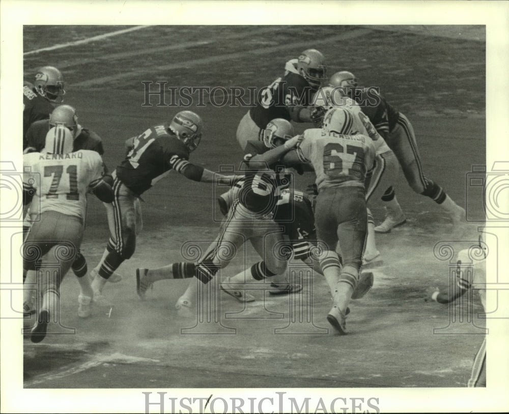 1983 Press Photo Houston Oilers and Seattle Seahawks scramble for loose ball.- Historic Images