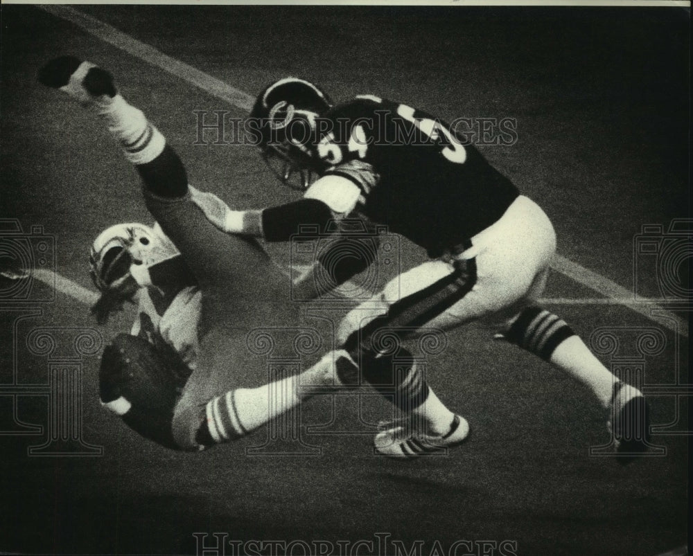 1978 Press Photo Houston Oilers&#39; Horace Belton tackled by Chicago&#39;s Tom Hicks.- Historic Images