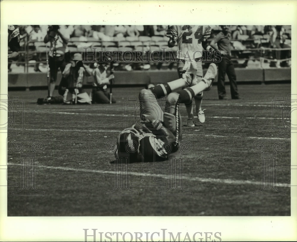 Press Photo San Diego Charger player falls as Oilers&#39; defender closes in.- Historic Images