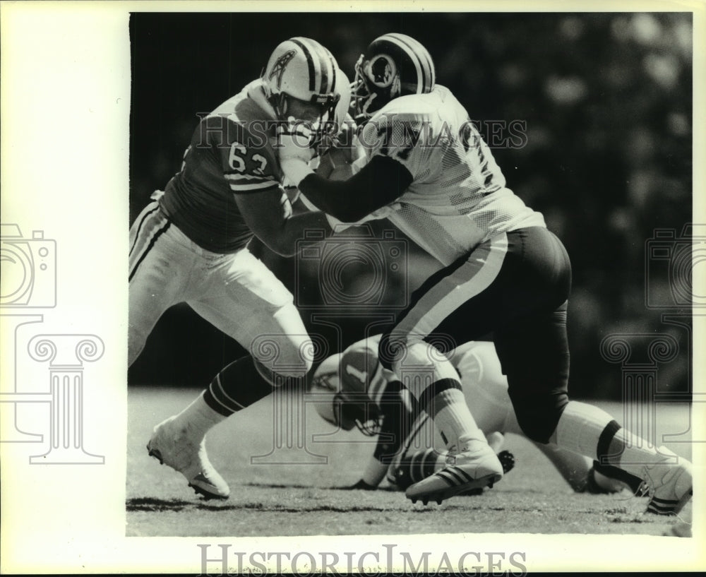 1985 Press Photo Houston Oilers offensive lineman blocks as Warren Moon stumbles- Historic Images