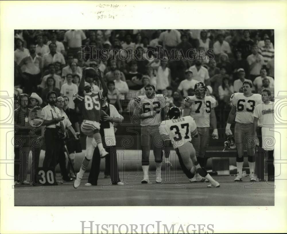 1986 Press Photo Steelers look on as Oilers player grabs ball in football game- Historic Images