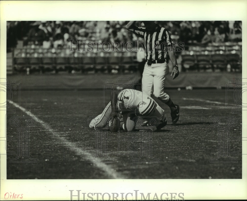 1986 Press Photo Houston Oilers&#39; quarterback Warren Moon down on the field.- Historic Images