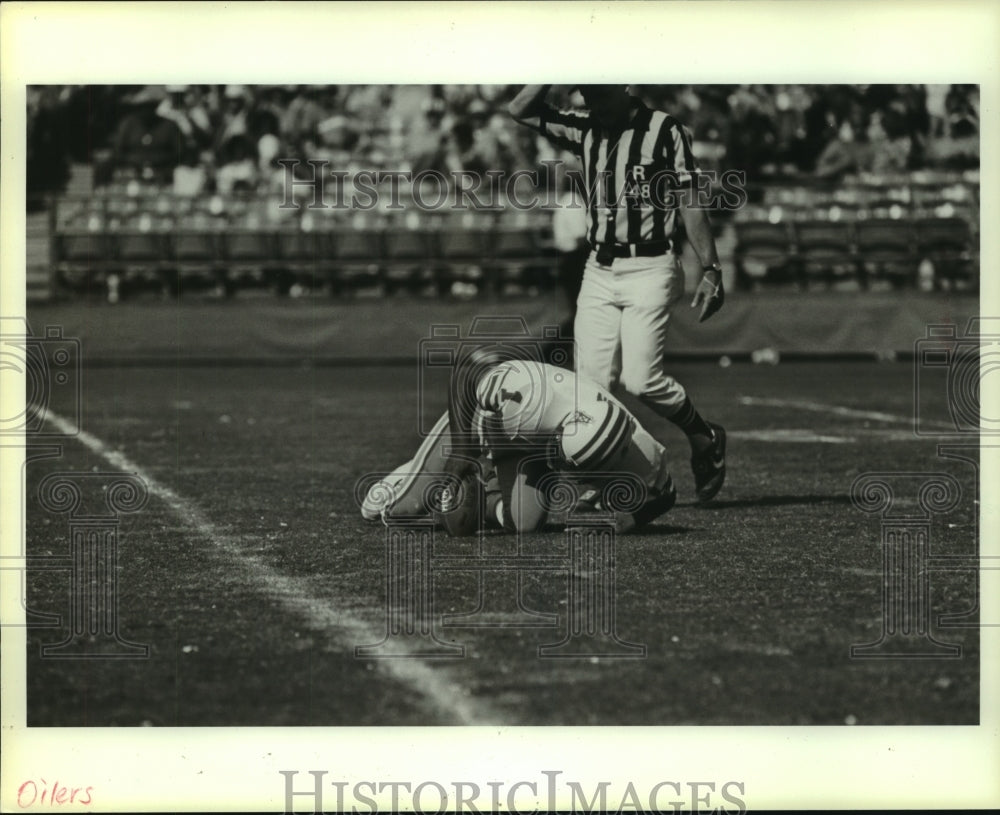 1986 Press Photo Houston Oilers' quarterback Warren Moon down on the field.- Historic Images