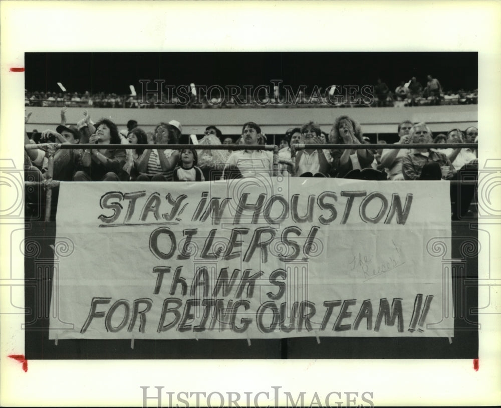 1987 Press Photo Houston Oilers&#39; fans with banner asking team to stay in Houston- Historic Images