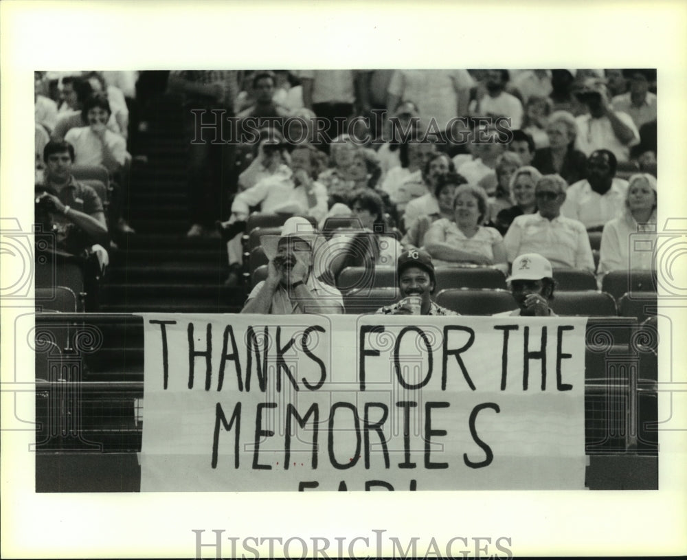 1987 Press Photo Houston Oilers&#39; fans banner thanks team for memories.- Historic Images