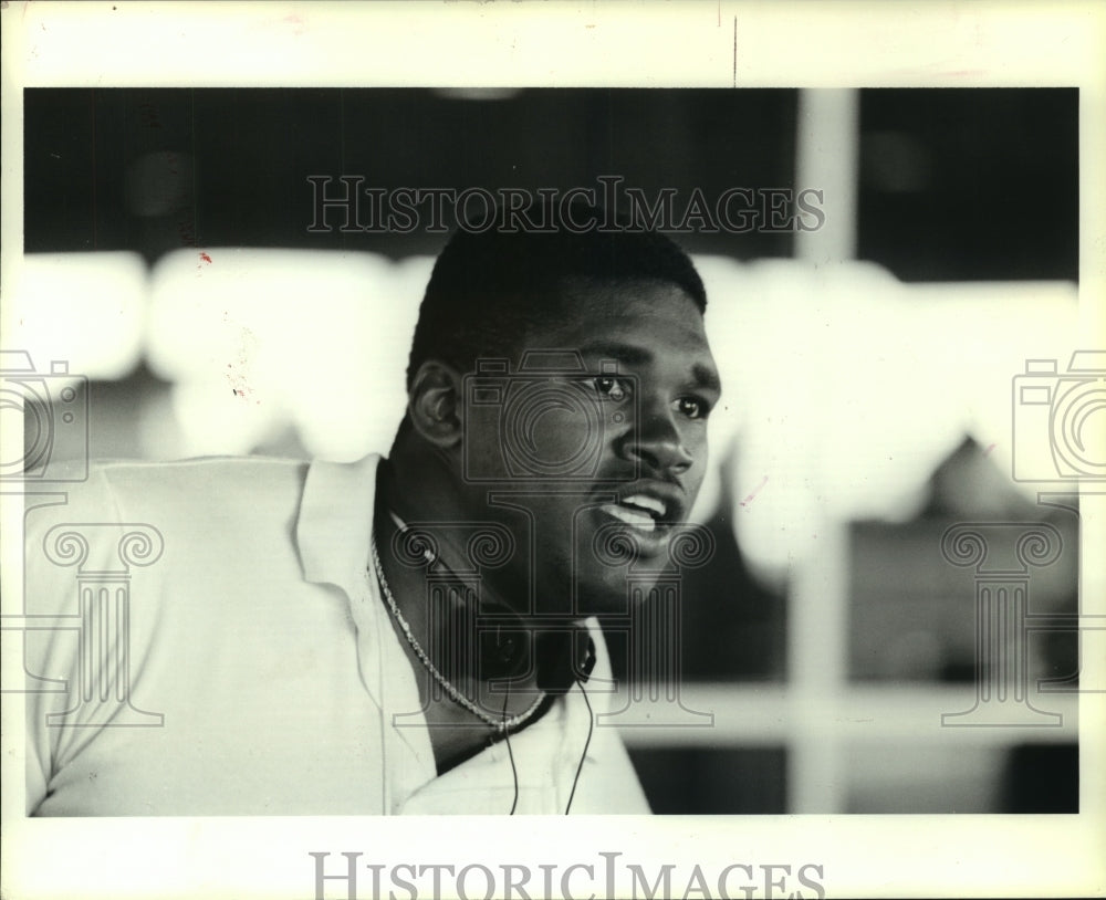 1987 Press Photo Football running back Alonzo Highsmith arrives in Houston- Historic Images