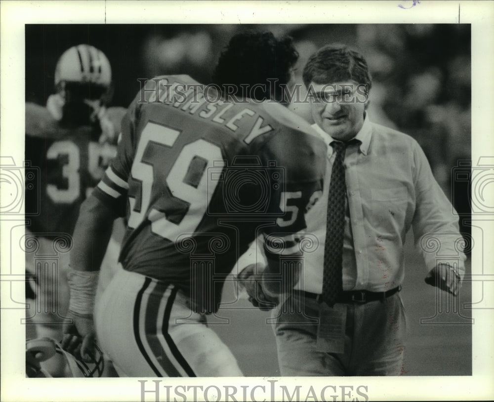 1987 Press Photo Houston Oilers John Grimsley shakes GM Ladd Herzeg&#39; hand.- Historic Images