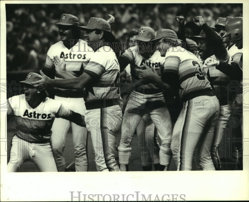 1981 Press Photo Houston Astros&#39; line-up at home to welcome Alan Ashby at end- Historic Images