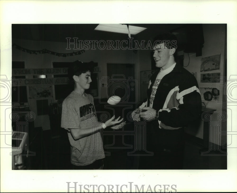 1987 Press Photo Pitt&#39;s Eric Holzworth signs autograph for Heath Bratton.- Historic Images