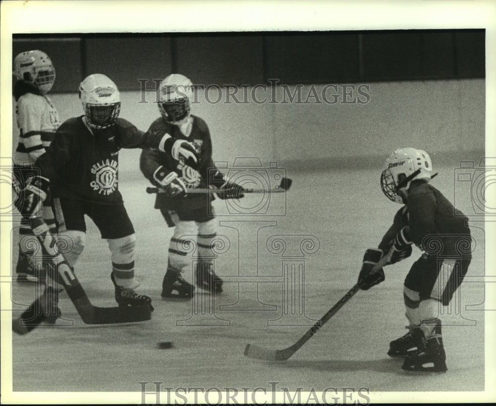 1985 Press Photo The &quot;big&quot; men are on the ice for Junior hockey. - hcs06696- Historic Images