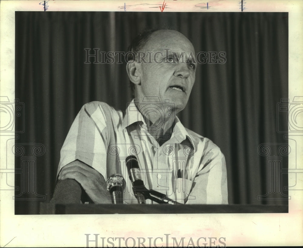 1984 Press Photo Housotn Oilers General Manager Mike Holovak press conference.- Historic Images