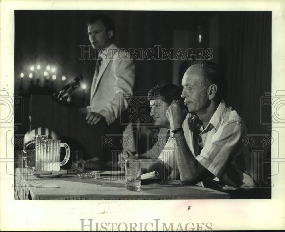 1984 Press Photo Football manager Mike Holovak and executives at news conference- Historic Images