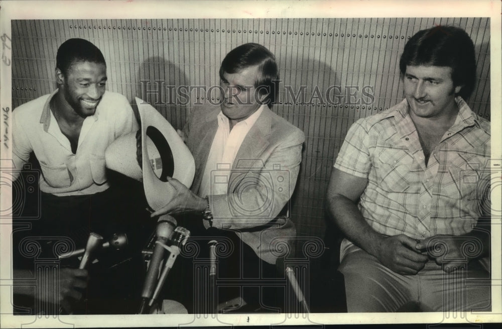 1981 Press Photo Houston Oilers&#39; coach Ed Biles with top two draft choices.- Historic Images