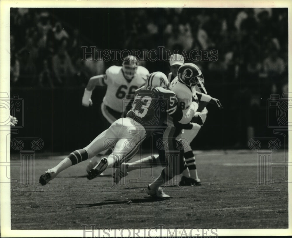 1986 Press Photo Houston Oilers linebacker Avon Riley tackles Redskins receiver.- Historic Images