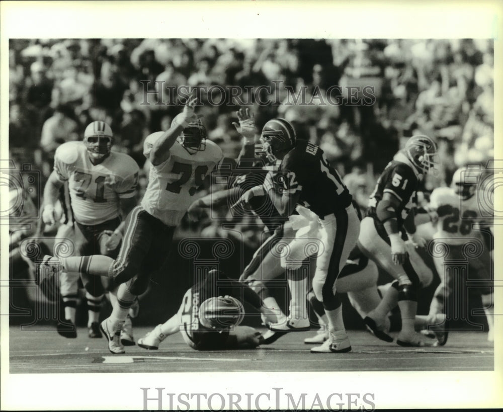 1989 Press Photo Houston Oilers&#39; pass rusher attempts to block Kelly throw.- Historic Images