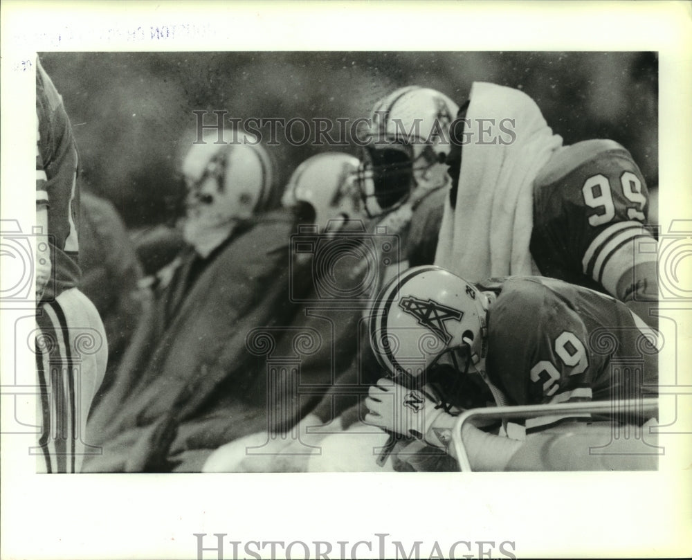 1989 Press Photo Houston Oilers&#39; players try to stay warm in Cleveland stadium.- Historic Images