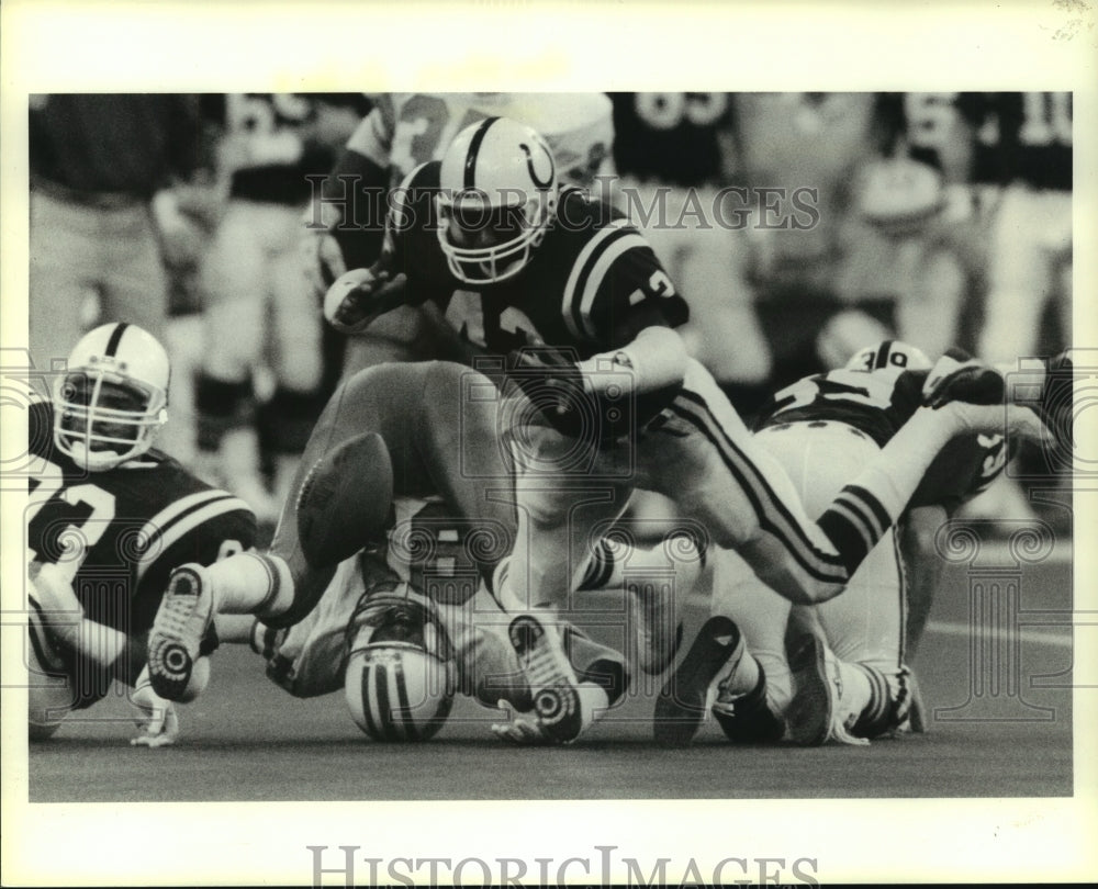 1989 Press Photo Colts defender dives for loose ball after Oilers fumble- Historic Images