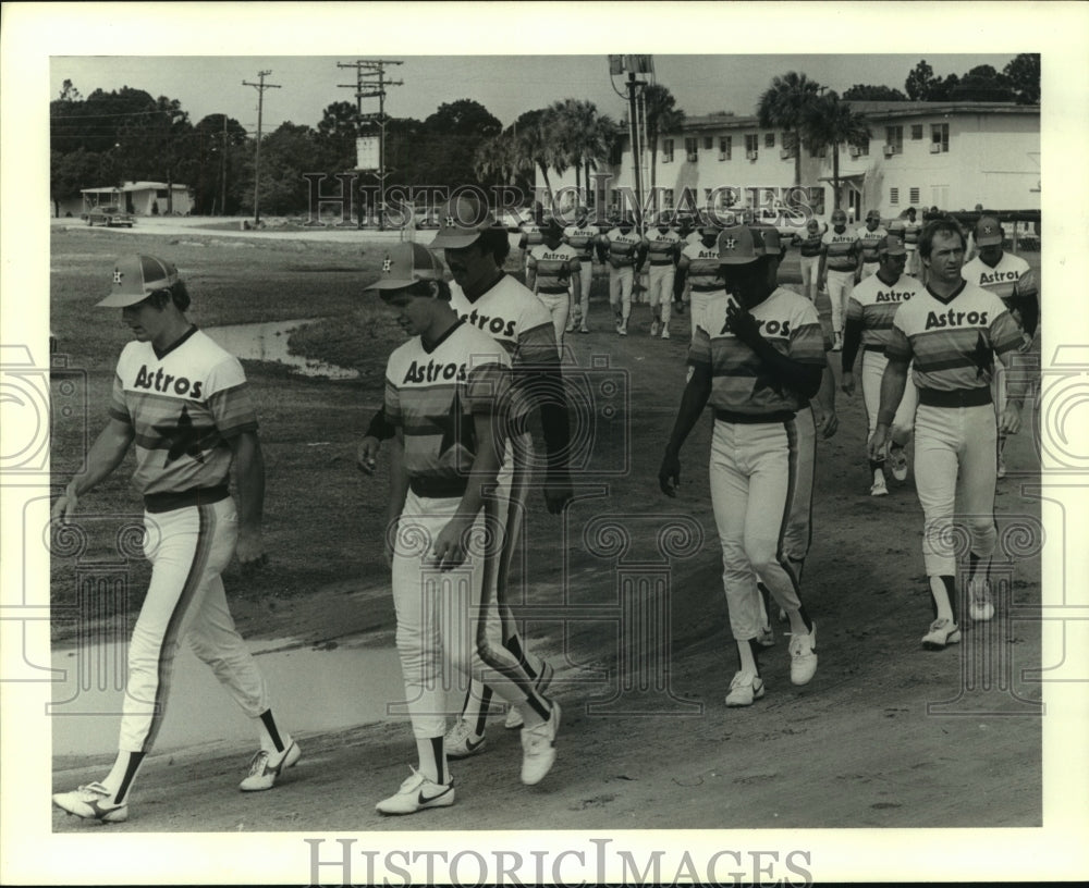 1983 Press Photo Houston Astros take water logged field at training camp in FL.- Historic Images