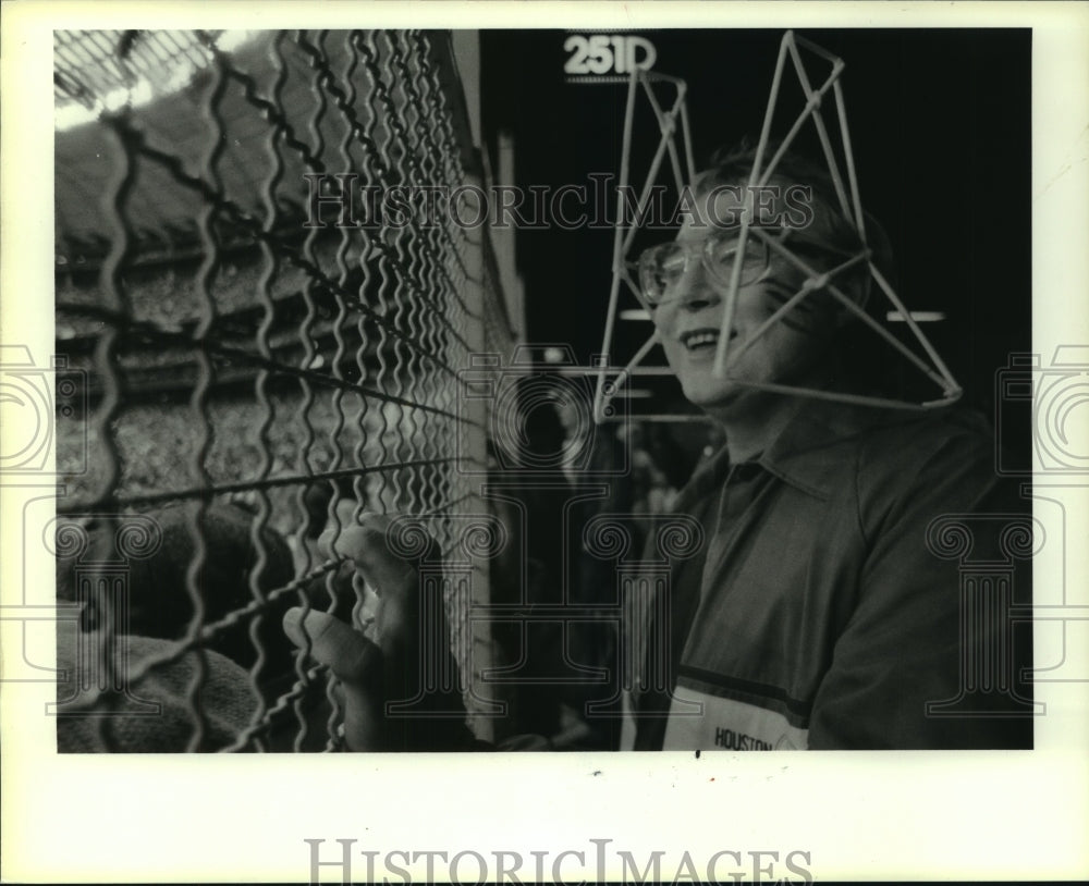 1988 Press Photo Houston Oilers&#39; fans show their support in many ways.- Historic Images