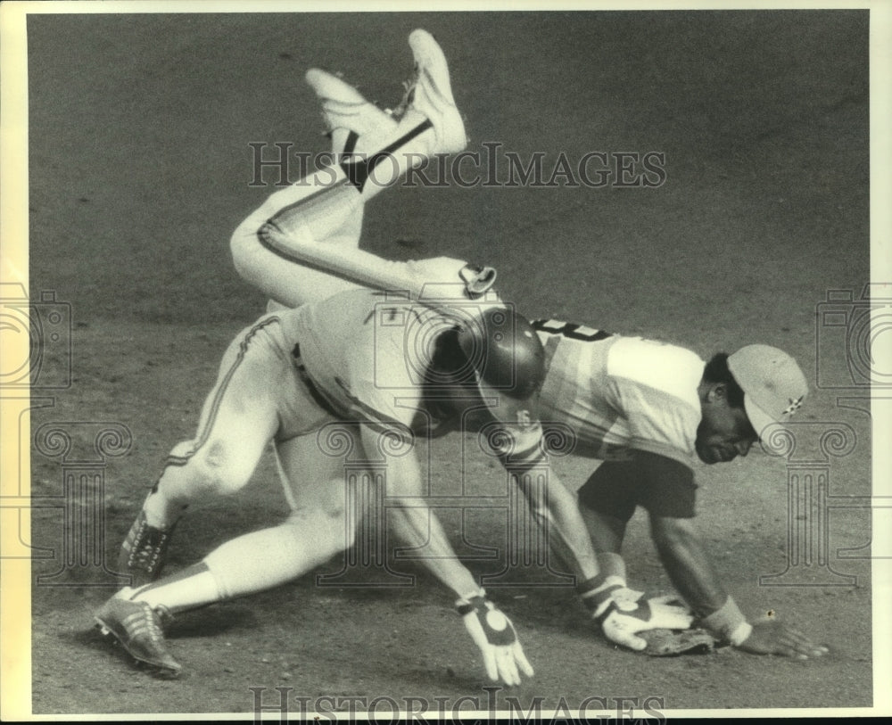 1979 Press Photo Astros&#39; Richard misses pickoff throw; Mets&#39; Mazilli goes to 2nd- Historic Images