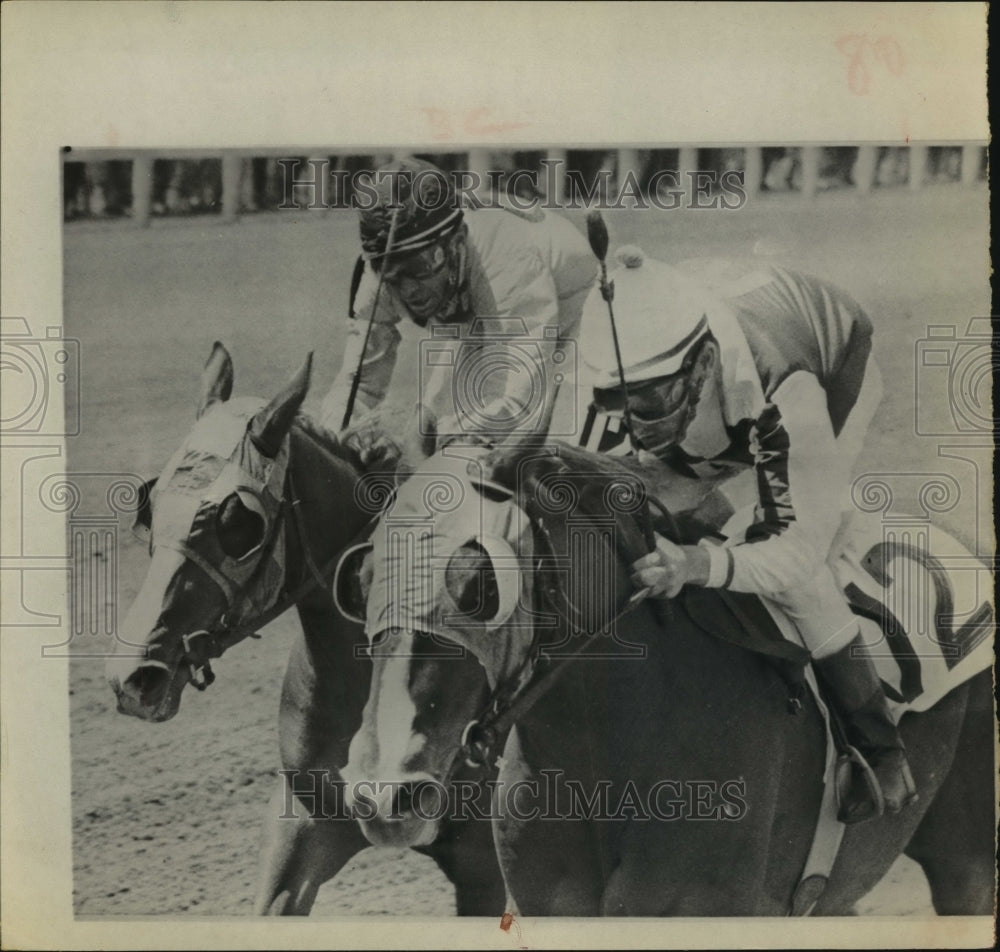 1964 Press Photo Jockeys and horse make the last turn into the final stretch.- Historic Images
