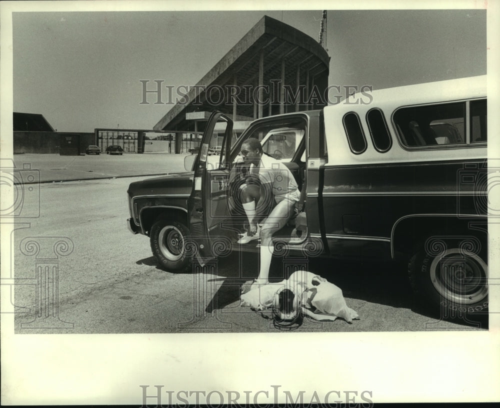1982 Press Photo Houston Armadillos&#39; Alvin Bailey readies for practice.- Historic Images