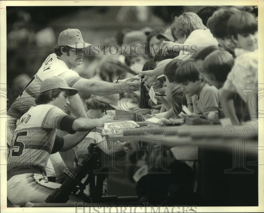 1979 Press Photo Houston Astros Sambito, Nicely sign autographs for young fans.- Historic Images