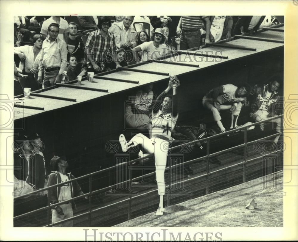 1979 Press Photo Houston Astros&#39; Enos Cabell catches pop fly near Dodgers dugout- Historic Images